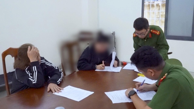 Vận chuyển trái phép 24 thỏi vàng, 2 đối tượng bị khởi tố- Ảnh 1.