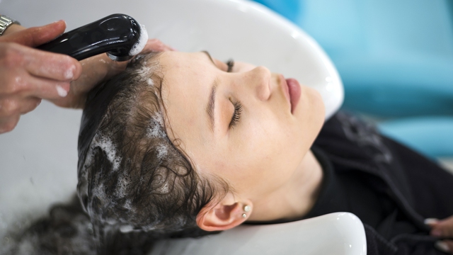 Gội đầu mùa đông mấy lần một tuần?- Ảnh 1.