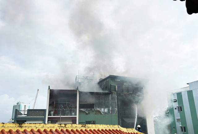 Ngôi nhà 4 tầng bốc cháy dữ dội giữa khu dân cư Đà Nẵng- Ảnh 2.