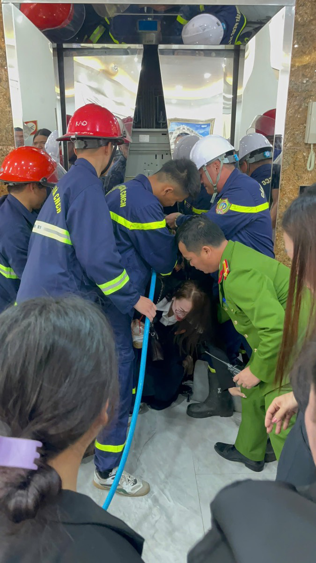 21 người mắc kẹt trong thang máy do sự cố kỹ thuật- Ảnh 1.