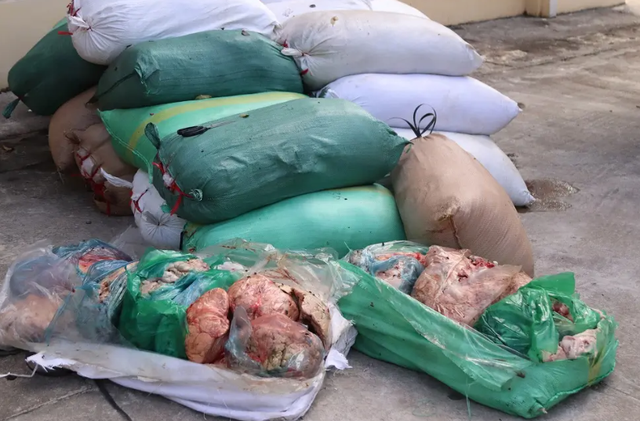 Bắt giữ hơn 2 tấn nội tạng động vật không rõ nguồn gốc đang trên đường đi tiêu thụ- Ảnh 2.