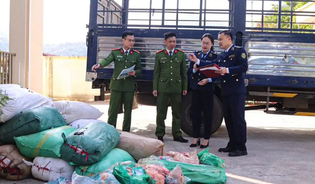 Bắt giữ hơn 2 tấn nội tạng động vật không rõ nguồn gốc đang trên đường đi tiêu thụ- Ảnh 1.