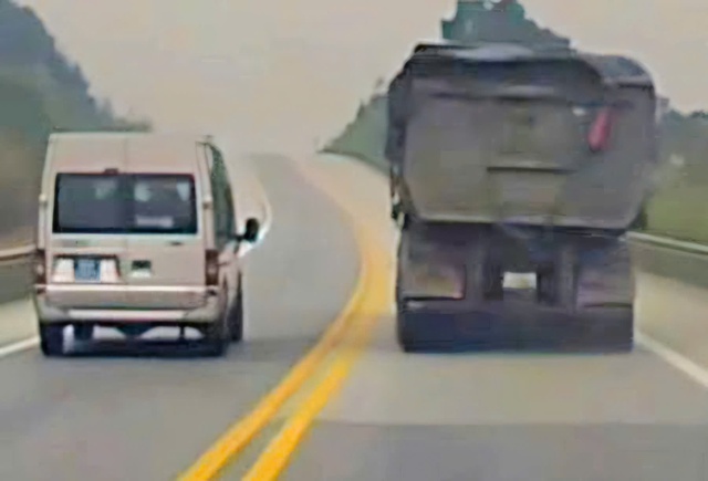 Xử phạt xe biển xanh 80A đi ngược chiều trên cao tốc Nội Bài - Lào Cai- Ảnh 1.