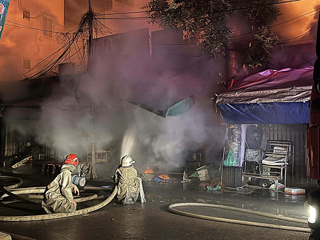 Cháy chợ Xanh lúc rạng sáng, nhiều lực lượng được huy động khẩn cấp- Ảnh 2. Cháy chợ Xanh lúc rạng sáng, nhiều lực lượng được huy động khẩn cấp- Ảnh 2.