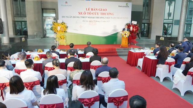 Vietcombank tặng xe cứu thương trị giá gần 2,7 tỷ đồng cho Bệnh viện Hữu Nghị- Ảnh 3.