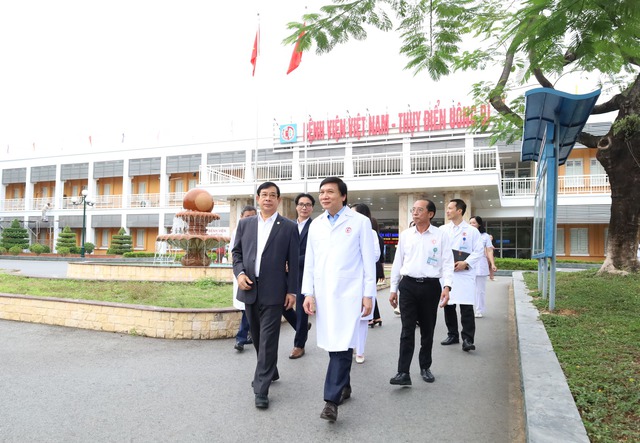 Quyết liệt xây dựng môi trường bệnh viện không khói thuốc- Ảnh 2. Quyết liệt xây dựng môi trường bệnh viện không khói thuốc- Ảnh 2.