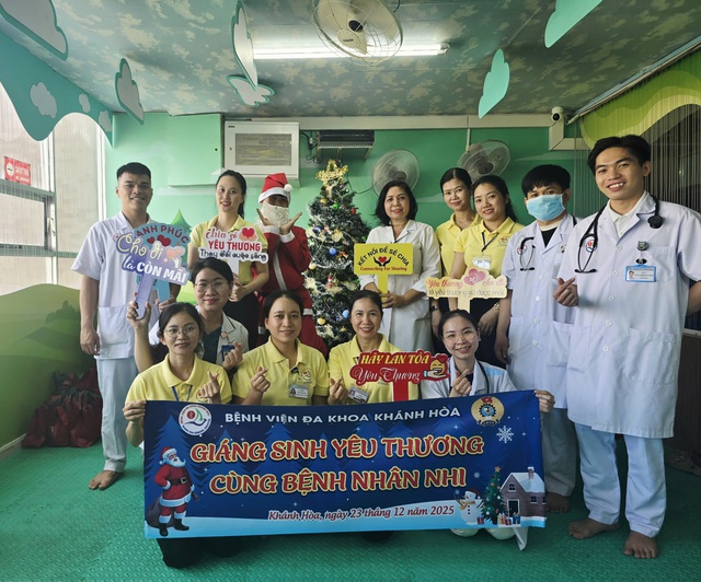 Giáng sinh ấm áp cho bệnh nhi ở BVĐK Khánh Hòa- Ảnh 1.