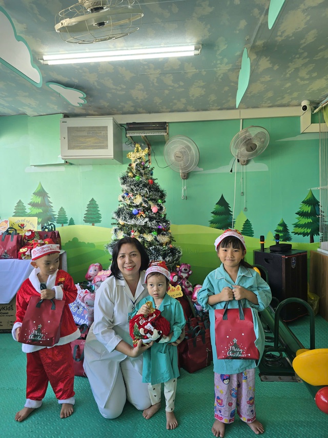 Giáng sinh ấm áp cho bệnh nhi ở BVĐK Khánh Hòa- Ảnh 3.