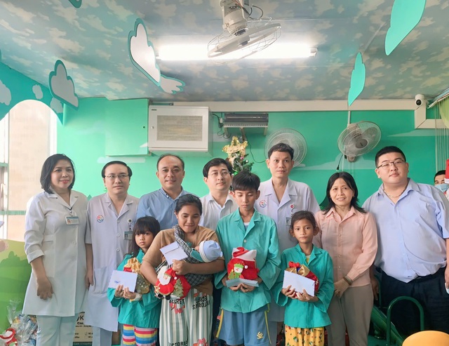 Giáng sinh ấm áp cho bệnh nhi ở BVĐK Khánh Hòa- Ảnh 2.