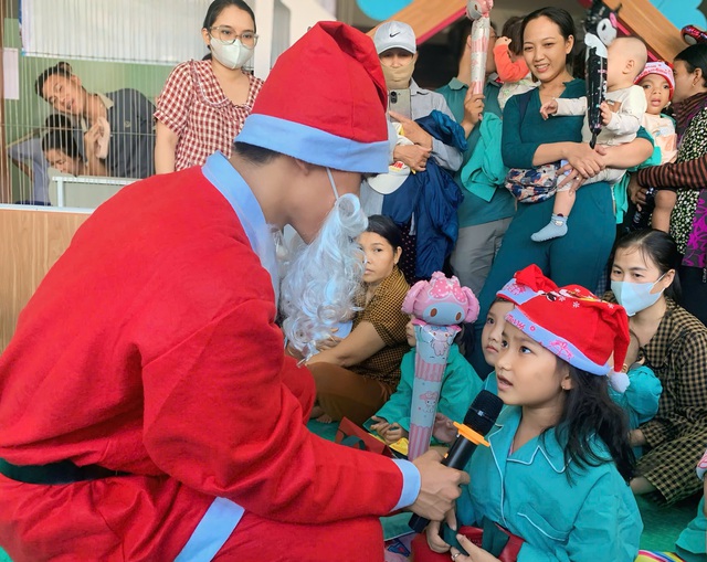 Giáng sinh ấm áp cho bệnh nhi ở BVĐK Khánh Hòa- Ảnh 4.