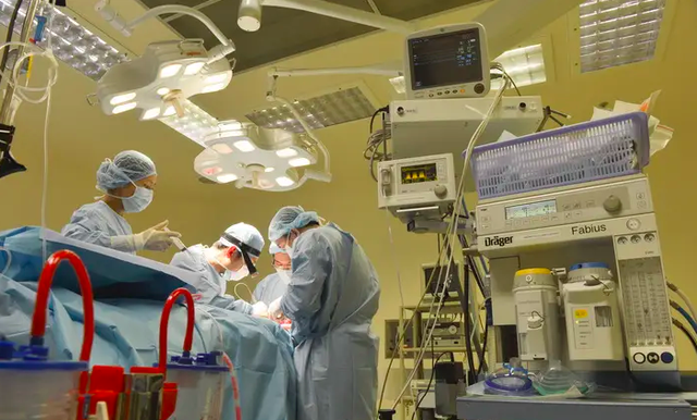 Ba cuộc phẫu thuật giành lại sự sống cho cụ bà 88 tuổi mắc căn bệnh hiếm gặp- Ảnh 3.