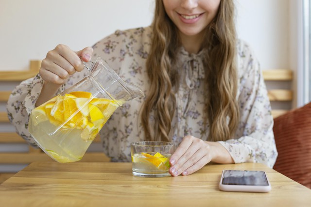 Điều gì xảy ra với thận khi bạn uống nước chanh ấm mỗi sáng?- Ảnh 1.