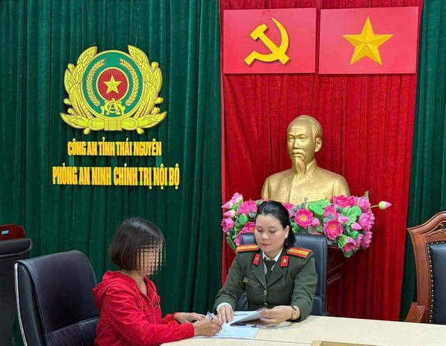 Làm rõ người phụ nữ có hành động phản cảm ở Giải bóng đá Tứ Hùng- Ảnh 1. Làm rõ người phụ nữ có hành động phản cảm ở Giải bóng đá Tứ Hùng- Ảnh 1.