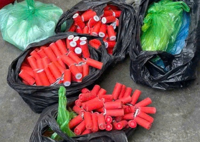 Hà Nội vận động người dân giao nộp vũ khí, pháo nổ và đồ chơi nguy hiểm- Ảnh 2.