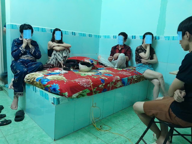 3 cô gái cùng 'phê pha' với 2 nam thanh niên trong nhà nghỉ- Ảnh 1.