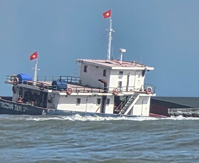 Ứng cứu ngư dân gãy 2 chân khi tàu cá gặp nạn trên biển- Ảnh 3.