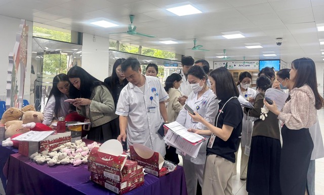 Ngân hàng HSBC tri ân y bác sĩ Bệnh viện Hữu Nghị dịp Giáng sinh- Ảnh 1.