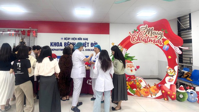 Ngân hàng HSBC tri ân y bác sĩ Bệnh viện Hữu Nghị dịp Giáng sinh- Ảnh 3.