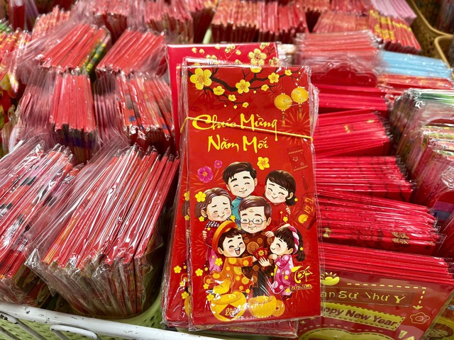 Hàng hoá phục vụ Tết Nguyên đán 2026 'lên kệ' sớm: Đa dạng chủng loại, giá cả ổn định- Ảnh 7.