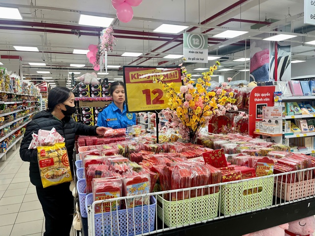 Hàng hoá phục vụ Tết Nguyên đán 2026 'lên kệ' sớm: Đa dạng chủng loại, giá cả ổn định- Ảnh 6.