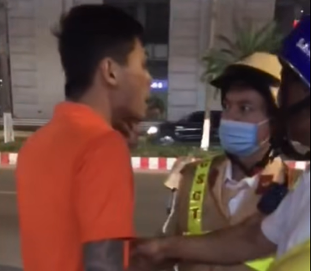 Khởi tố đối tượng hành hung CSGT khi bị kiểm tra nồng độ cồn - Ảnh 1.