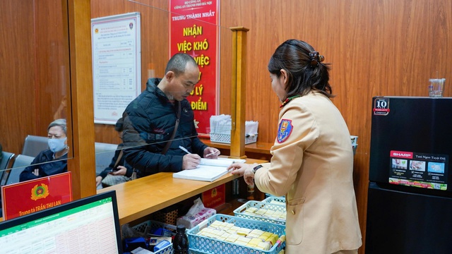 Một tuần, Hà Nội xử lý gần 10.000 hồ sơ cấp đổi giấy phép lái xe- Ảnh 2.