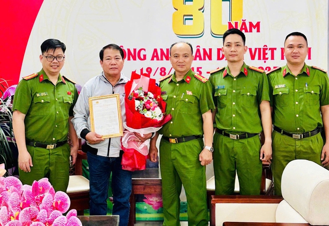 Vụ người phụ nữ bị đâm giữa đường ở Đà Nẵng: Khen thưởng công dân dũng cảm- Ảnh 1.
