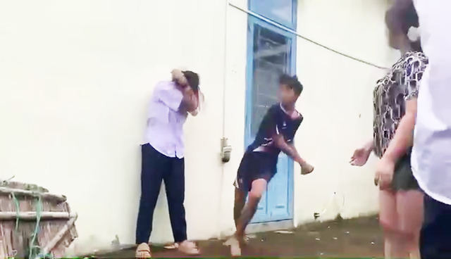 Người mẹ 'chết điếng' khi thấy clip con gái bị đánh hội đồng- Ảnh 3.