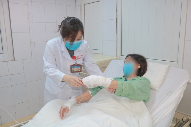 Dùng hóa chất xử trí tắc, bồn cầu phát nổ, người phụ nữ phải nhập viện vì bị bỏng nặng- Ảnh 1.