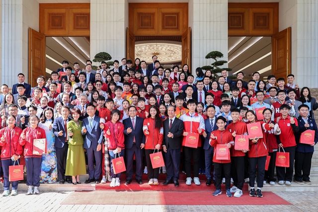 Thủ tướng biểu dương học sinh đoạt giải quốc tế, yêu cầu đột phá trong bồi dưỡng nhân tài trẻ- Ảnh 3.