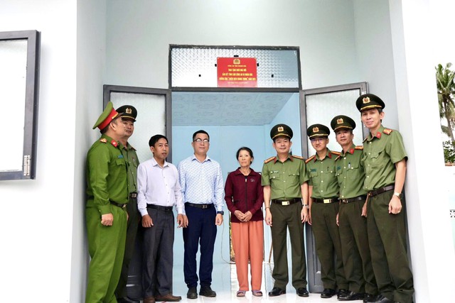 Công an tỉnh Khánh Hòa bàn giao căn nhà thứ 11 trong 'Chiến dịch Quang Trung'- Ảnh 1.