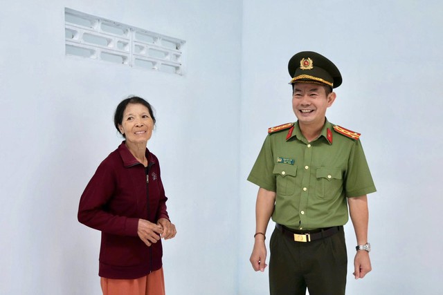 Công an tỉnh Khánh Hòa bàn giao căn nhà thứ 11 trong 'Chiến dịch Quang Trung'- Ảnh 2.