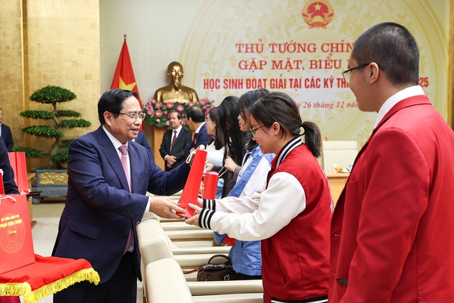 Thủ tướng biểu dương học sinh đoạt giải quốc tế, yêu cầu đột phá trong bồi dưỡng nhân tài trẻ- Ảnh 2.