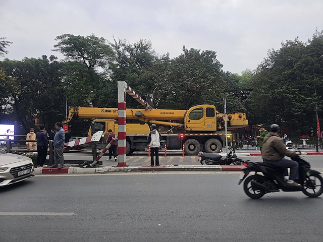 Xe cẩu 'chui' không lọt cầu vượt Thái Hà, húc đổ thanh hạn chế chiều cao, xe máy bị vạ lây- Ảnh 3.