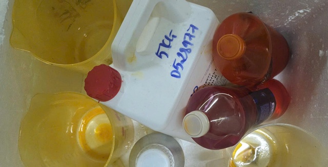 Bắt nhóm đối tượng sản xuất, bán hàng trăm ngàn sản phẩm dầu gió giả bằng hóa chất ở TPHCM- Ảnh 4.