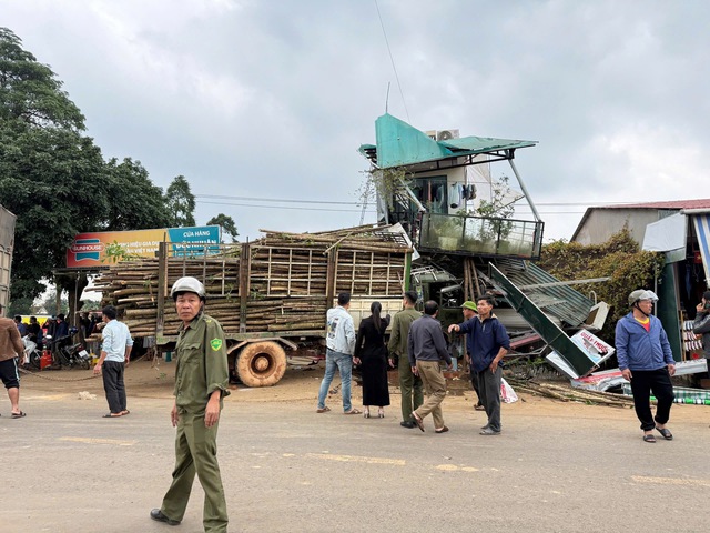 Xe tải va chạm với xe máy, 5 người thương vong- Ảnh 1.