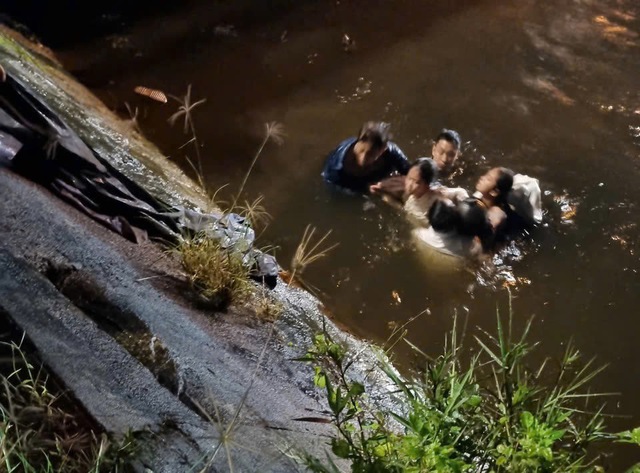 Lao xuống kênh nước sâu cứu 3 người gặp nạn trong đêm mưa- Ảnh 1.