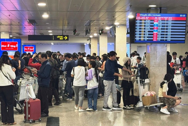 Phân luồng giao thông kết nối ra-vào nhà ga hành khách Tân Sơn Nhất dịp Tết- Ảnh 1.