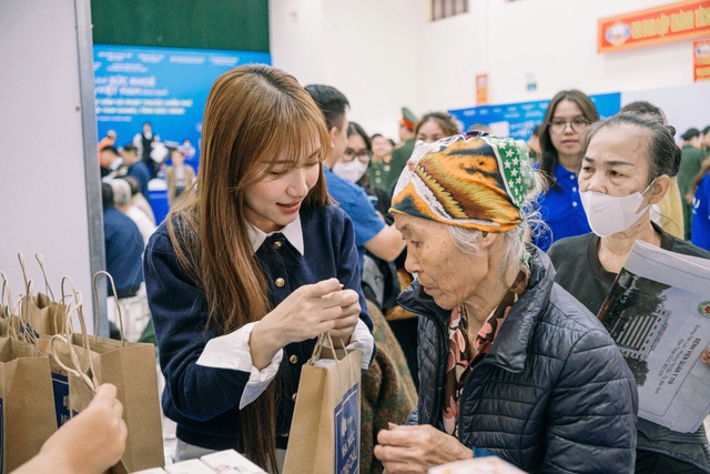 Long Châu và Hòa Minzy kể câu chuyện sức khỏe Việt bằng âm nhạc - Ảnh 2. Long Châu và Hòa Minzy kể câu chuyện sức khỏe Việt bằng âm nhạc - Ảnh 2.