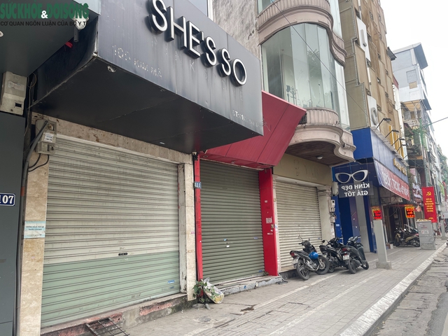 Hà Nội: Hàng loạt cửa hàng trên phố Kim Mã đóng cửa, trả mặt bằng dịp cuối năm- Ảnh 1. Hà Nội: Hàng loạt cửa hàng trên phố Kim Mã đóng cửa, trả mặt bằng dịp cuối năm- Ảnh 1.