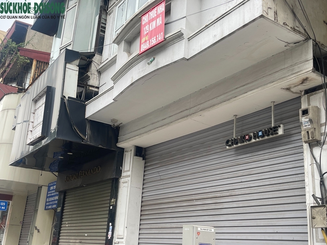 Hà Nội: Hàng loạt cửa hàng trên phố Kim Mã đóng cửa, trả mặt bằng dịp cuối năm- Ảnh 2. Hà Nội: Hàng loạt cửa hàng trên phố Kim Mã đóng cửa, trả mặt bằng dịp cuối năm- Ảnh 2.