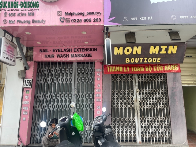 Hà Nội: Hàng loạt cửa hàng trên phố Kim Mã đóng cửa, trả mặt bằng dịp cuối năm- Ảnh 3. Hà Nội: Hàng loạt cửa hàng trên phố Kim Mã đóng cửa, trả mặt bằng dịp cuối năm- Ảnh 3.