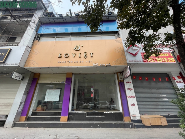 Hà Nội: Hàng loạt cửa hàng trên phố Kim Mã đóng cửa, trả mặt bằng dịp cuối năm- Ảnh 4. Hà Nội: Hàng loạt cửa hàng trên phố Kim Mã đóng cửa, trả mặt bằng dịp cuối năm- Ảnh 4.