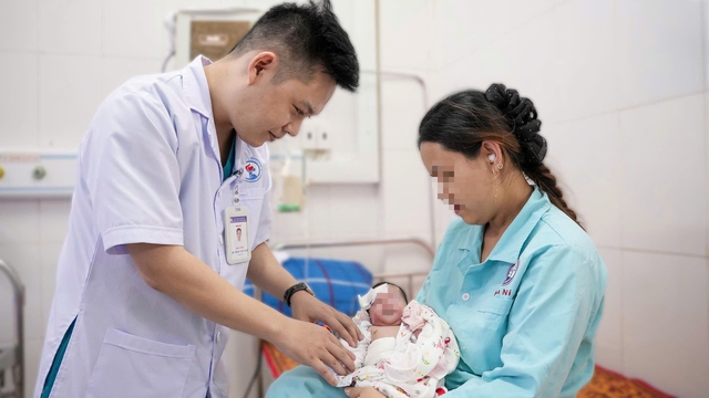 Cứu sống cháu bé sơ sinh bị tắc tá tràng do dị tật bẩm sinh hiếm gặp- Ảnh 1.