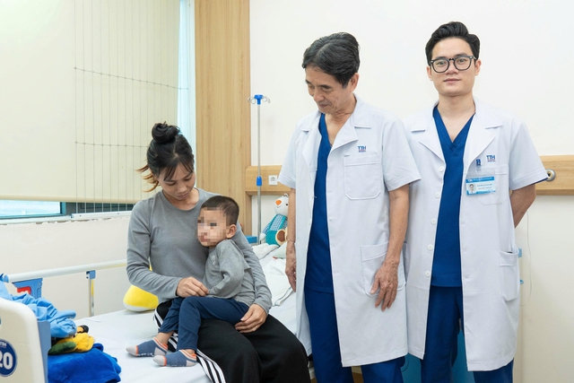 Cháu bé 26 tháng tuổi mắc khối u nang lớn, hiếm gặp, chèn ép gần một nửa vùng bụng phải- Ảnh 3. Cháu bé 26 tháng tuổi mắc khối u nang lớn, hiếm gặp, chèn ép gần một nửa vùng bụng phải- Ảnh 3.