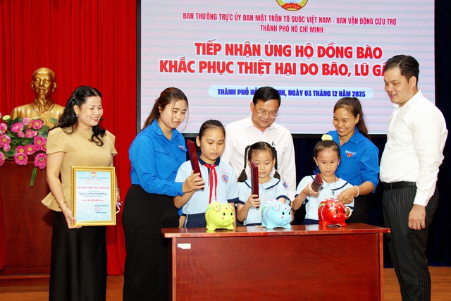 TPHCM tiếp nhận thêm 20 tỷ đồng ủng hộ bão lũ- Ảnh 1. TPHCM tiếp nhận thêm 20 tỷ đồng ủng hộ bão lũ- Ảnh 1.