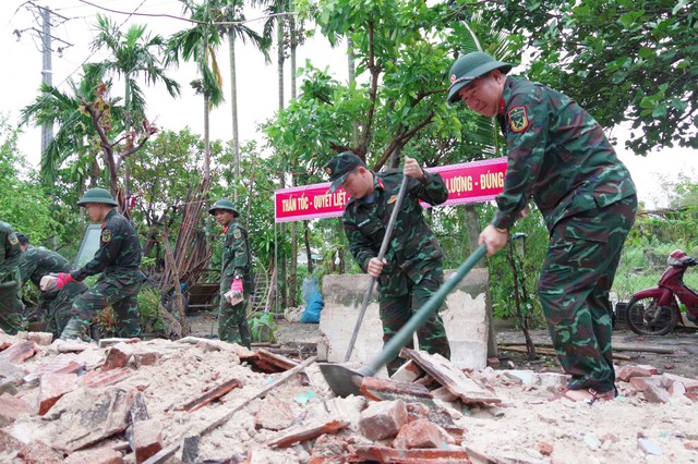 Bộ đội khẩn trương giúp dân dựng nhà mới sau những ngày mưa lũ- Ảnh 11. Bộ đội khẩn trương giúp dân dựng nhà mới sau những ngày mưa lũ- Ảnh 11.
