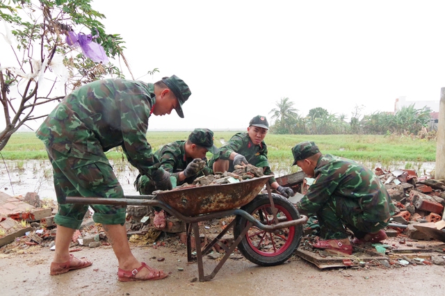 Bộ đội khẩn trương giúp dân dựng nhà mới sau những ngày mưa lũ- Ảnh 12. Bộ đội khẩn trương giúp dân dựng nhà mới sau những ngày mưa lũ- Ảnh 12.