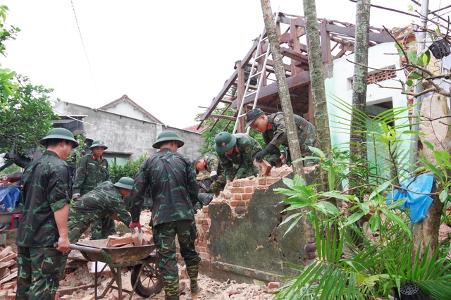 Bộ đội khẩn trương giúp dân dựng nhà mới sau những ngày mưa lũ- Ảnh 4. Bộ đội khẩn trương giúp dân dựng nhà mới sau những ngày mưa lũ- Ảnh 4.