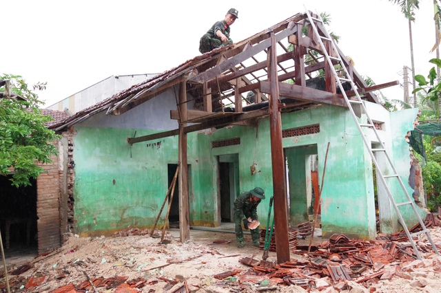 Bộ đội khẩn trương giúp dân dựng nhà mới sau những ngày mưa lũ- Ảnh 6. Bộ đội khẩn trương giúp dân dựng nhà mới sau những ngày mưa lũ- Ảnh 6.